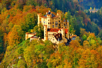 обоя замок нойшванштайн, города, замок нойшванштайн , германия, осень, нойшванштайн, замок, деревья, панорама