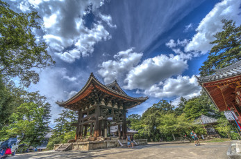 обоя huge bell tower, города, - буддийские и другие храмы, пагода, парк