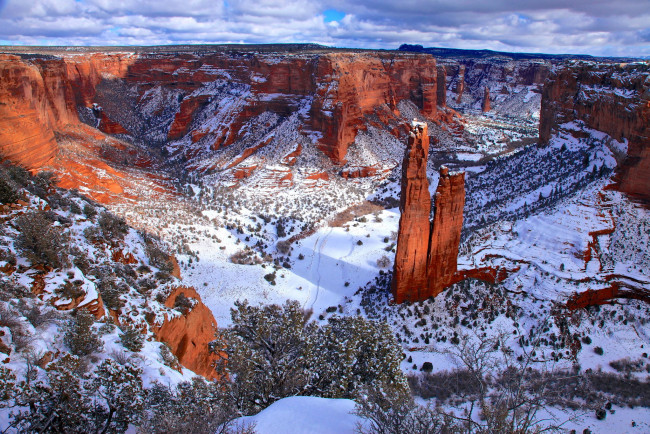 Обои картинки фото природа, горы, canyon, de, chelly, in, the, navajo, nation, arizona, скалы, каньон, снег, пейзаж