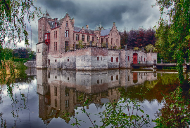 Обои картинки фото kasteel tilligem, города, - дворцы,  замки,  крепости, парк, пруд, замок