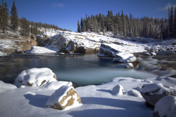 Картинка природа зима горы небо снег деревья озеро камни скалы