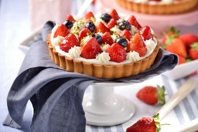 Обои картинки фото еда, пироги, ягоды, выпечка, клубника, черника, пирог