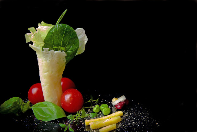 Обои картинки фото еда, разное, салат, вафли, сыр, помидоры, листья, томаты