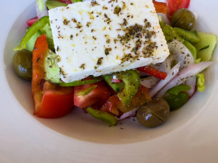 Картинка еда салаты +закуски лук помидоры оливки сыр салат