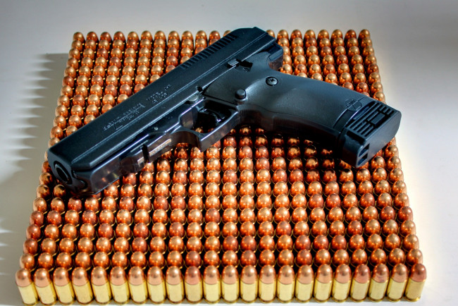 Обои картинки фото оружие, пистолеты, пистолет, пули, много