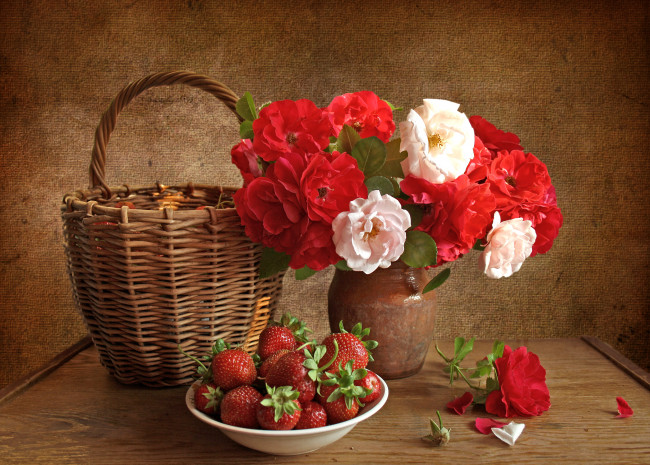 Обои картинки фото еда, натюрморт, розы, клубника, корзинка, ягоды
