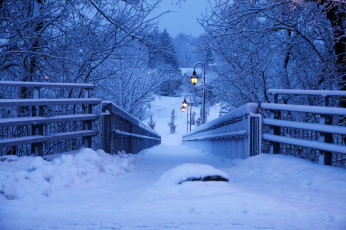 Картинка природа зима вечер снег фонари мост фото