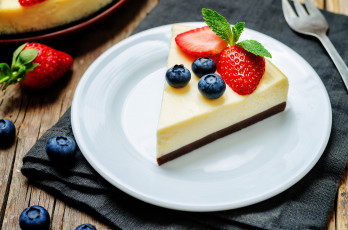 Картинка еда торты десерт чизкейк тарелка ягоды пирожное черника клубника