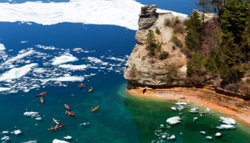 Картинка природа побережье берег скалы лед лодки деревья море