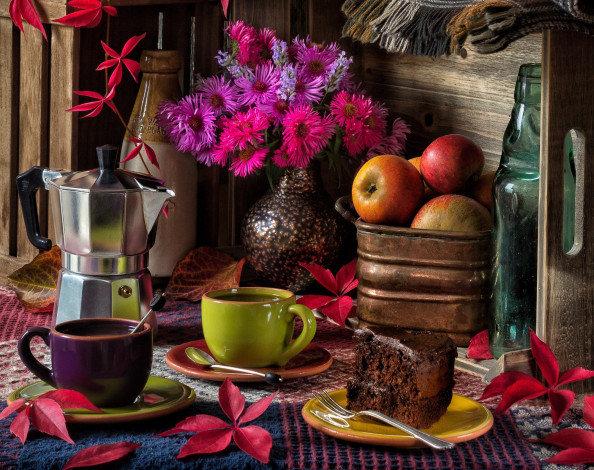 Обои картинки фото еда, натюрморт, яблоки, кофеварка, астры, листья, тортик, кофе, букет, кружки, цветы