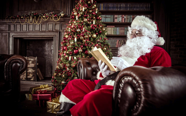 Обои картинки фото праздничные, дед мороз,  санта клаус, книга, подарки, санта, кресло, камин, елка