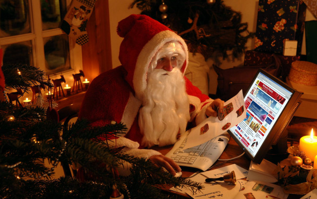 Обои картинки фото праздничные, дед мороз,  санта клаус, ноутбук, свеча, санта