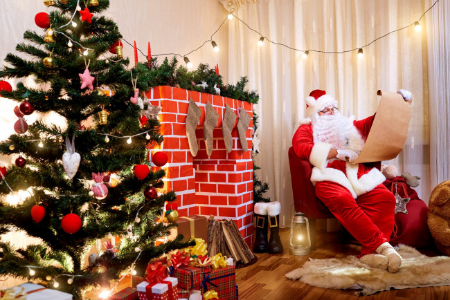 Обои картинки фото праздничные, дед мороз,  санта клаус, санта, подарки, камин, елка