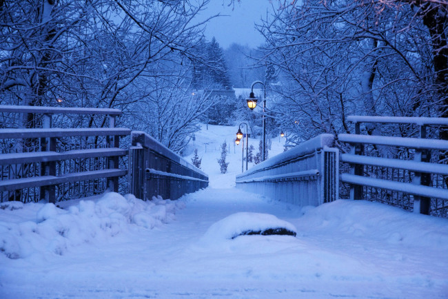 Обои картинки фото природа, зима, вечер, снег, фонари, мост, фото