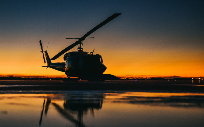 Обои картинки фото bell uh-1 iroquois, авиация, вертолёты, аэродром, закат, bell, 212, военно-транспортный, вертолет, ввс, сша, военные, вертолеты