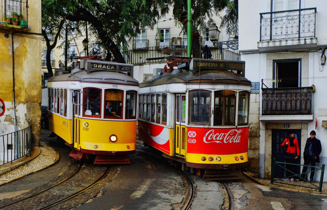 Обои картинки фото трамваи лиссабон, техника, трамваи, лиссабон, город, португалия, улица