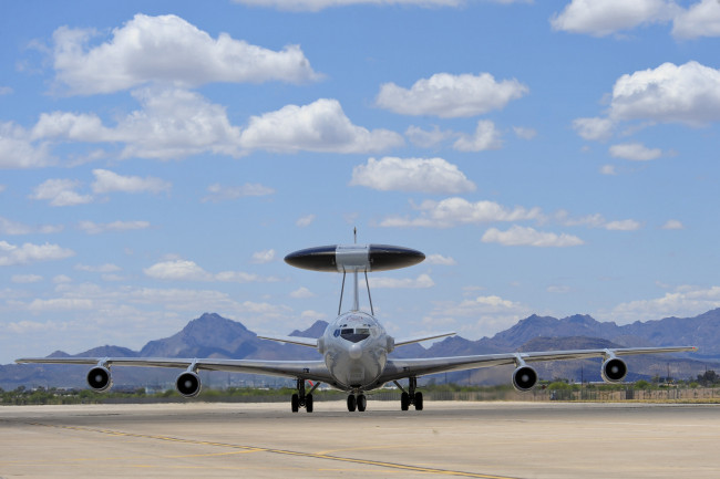 Обои картинки фото boeing e-3 sentry, авиация, авакс,  дрло,  разведывательные самолёты, дальнего, радиолокационного, обнаружения, аэродром, военная, самолет