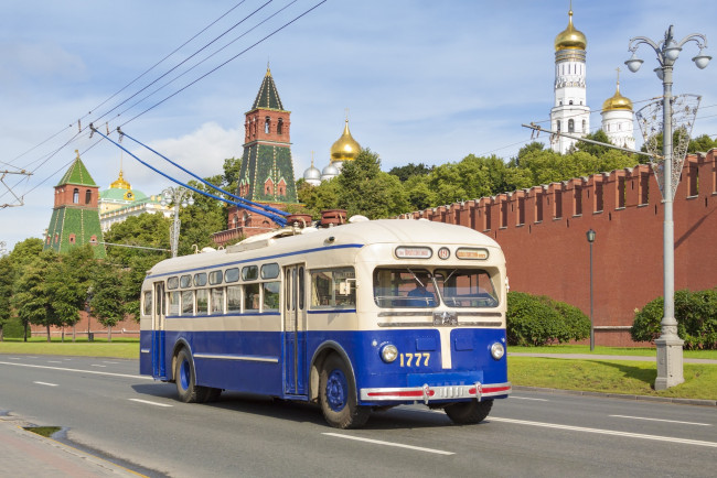 Обои картинки фото троллейбус, техника, троллейбусы, кремль, москва, город, ретро