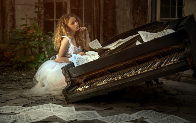 Обои картинки фото девушки, - блондинки,  светловолосые, локоны, ноты, разбитый, рояль