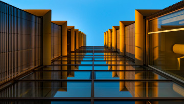 Картинка города -+здания +дома cовременная архитектура взгляд вверх отражение стеклянное здание симметричные синий оранжевый экстерьер author сarsten heyer