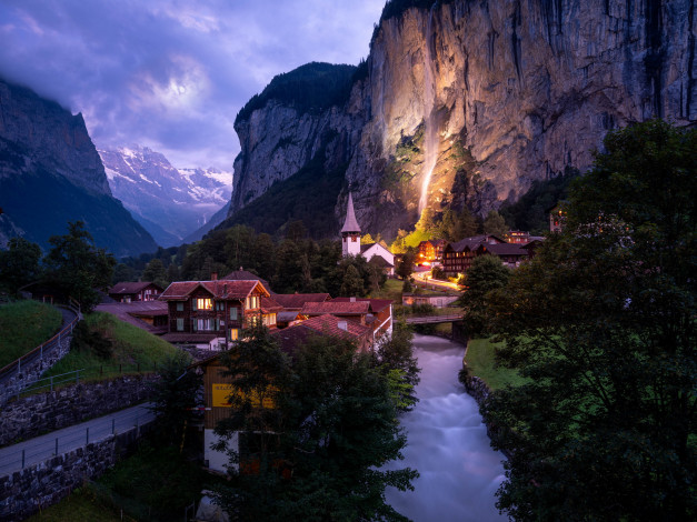 Обои картинки фото города, лаутербруннен , швейцария, горы, водопад, костел, дома, дорога, вечер
