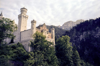 Картинка города замок нойшванштайн германия башни горы