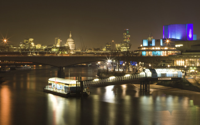 Обои картинки фото london, at, night, города, лондон, великобритания, мосты, огни, темза, пристань, ночь
