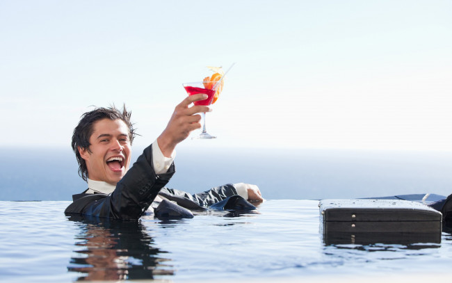 Обои картинки фото мужчины, unsort, бассейн, дипломат, коктейль