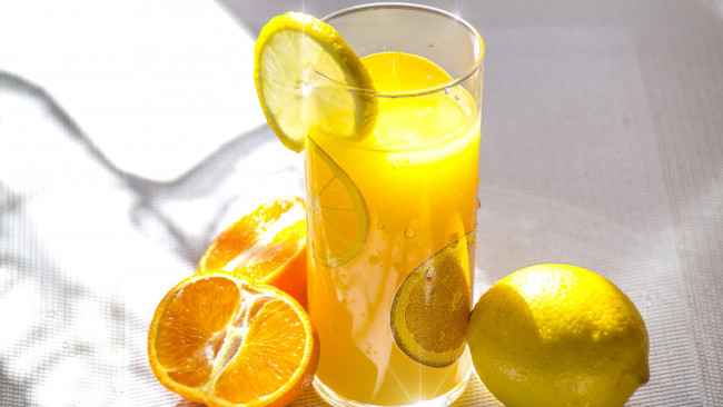 Обои картинки фото еда, напитки,  сок, апельсины, стакан, лимон
