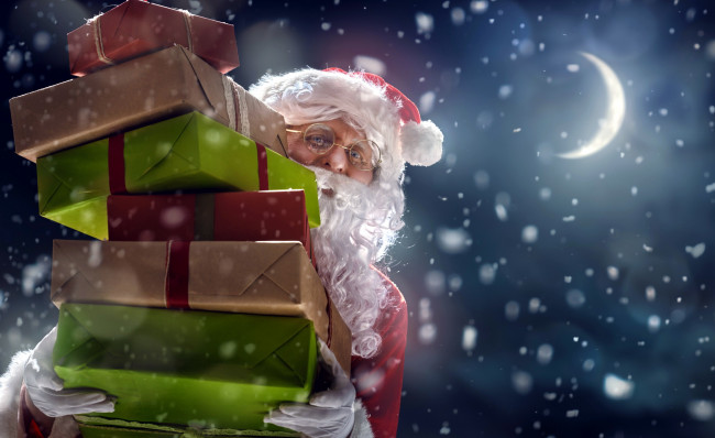 Обои картинки фото праздничные, дед мороз,  санта клаус, снег, подарки, коробки, луна, санта