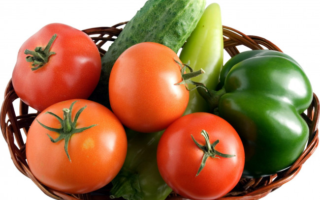 Обои картинки фото еда, овощи, перец, корзинка, огурцы, помидоры, томаты