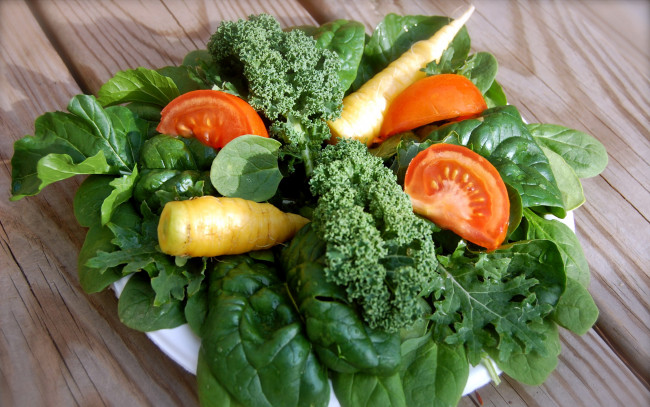 Обои картинки фото еда, овощи, зелень, шпинат, помидор, морковь, томаты