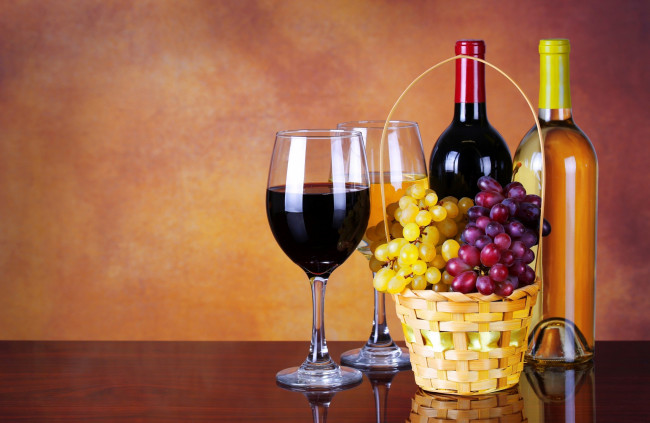 Обои картинки фото еда, напитки,  вино, красное, виноград, корзинка, бутылки, белое, бокалы, вино