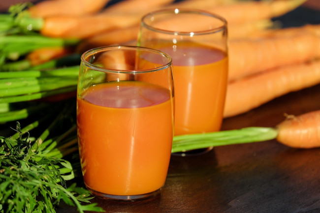 Обои картинки фото еда, напитки,  сок, морковный, плоды, сок, морковь, стаканы