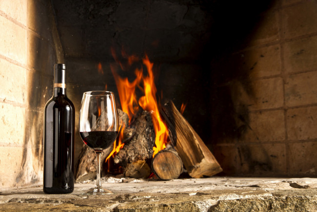 Обои картинки фото еда, напитки,  вино, камин, бутылка, огонь, дрова, бокал, красное, вино