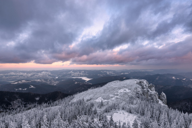 Обои картинки фото природа, горы, деревья, зима, румыния, Чахлэу