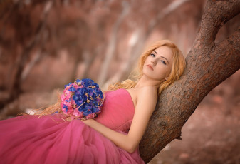 Картинка девушки -+блондинки +светловолосые дерево ствол букет рыженькая шёлковое платье