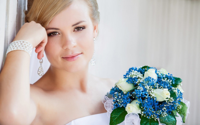 Обои картинки фото девушки, - невесты, серьги, браслет, поза, блондинка, невеста