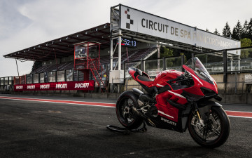 Картинка мотоциклы ducati superleggera v4 2021 вид спереди экстерьер красный спортивный мотоцикл новый гоночные дукати трек подставка трибуна