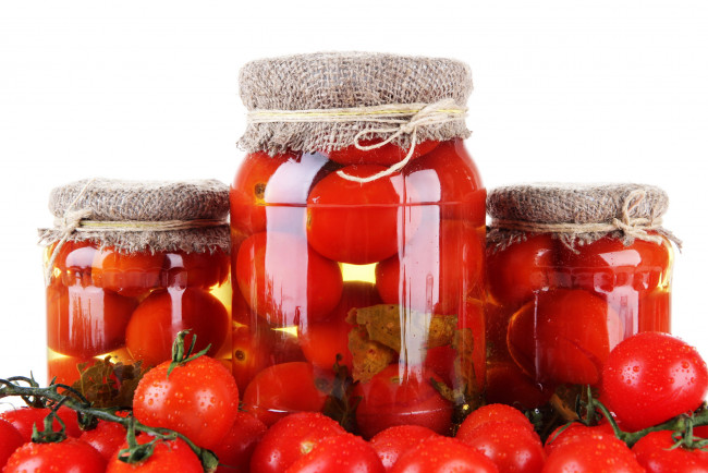 Обои картинки фото еда, консервация, банки, маринованные, свежие, помидоры, томаты