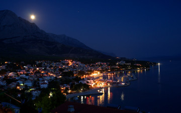 Картинка города огни ночного гора море город луна ночь