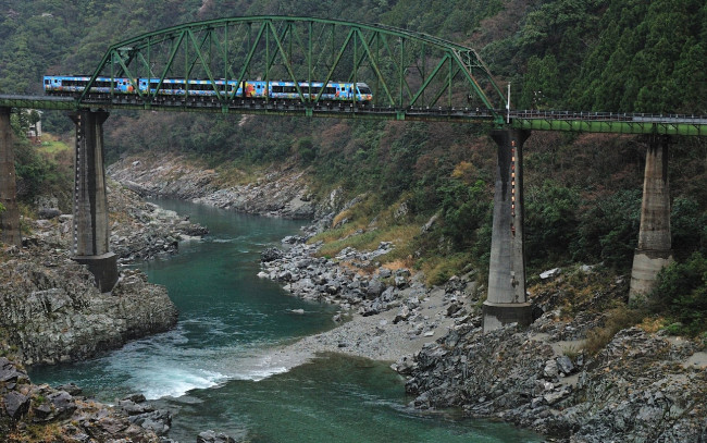 Обои картинки фото техника, поезда, горы, река, камни, мост, поезд