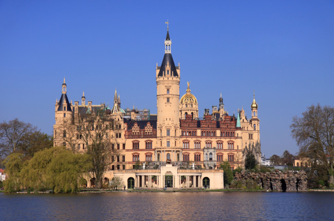 Обои картинки фото города, замок, шверин, германия, башни, архитектура, река