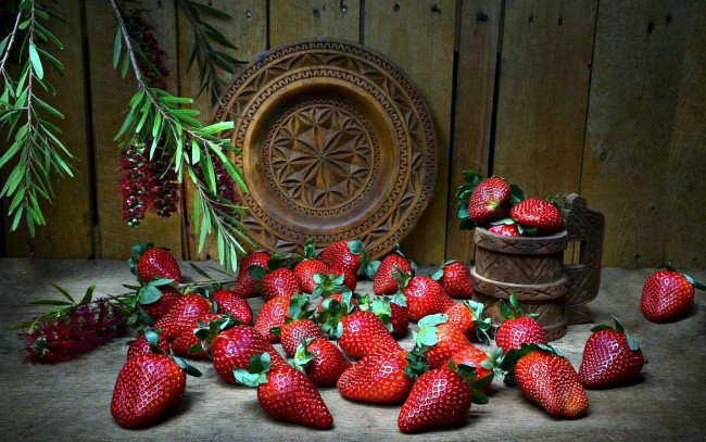 Обои картинки фото еда, клубника,  земляника, ягоды, кружка, блюдо