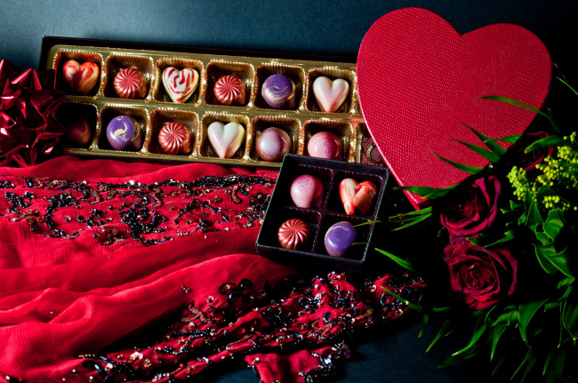 Обои картинки фото еда, конфеты,  шоколад,  сладости, сердце, розы
