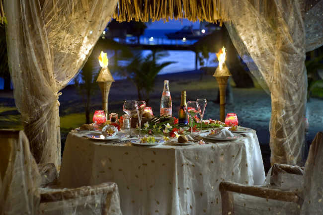 Обои картинки фото еда, сервировка, свечи, светильники, шампанское, романтика