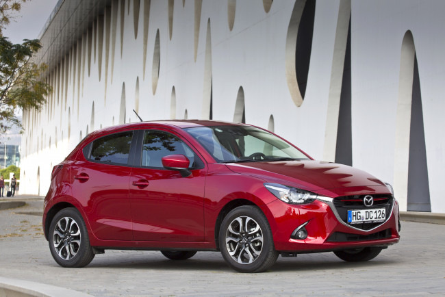 Обои картинки фото 2014 mazda 2, автомобили, mazda, бордовый, металлик