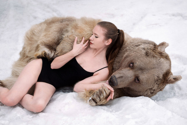 Обои картинки фото маша и медведь, девушки, -unsort , брюнетки,  шатенки, лежат, друзья, маша, и, медведь, чёрный, купальник, снег, девушка, хищник, животное