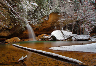 Картинка природа водопады снег лес поток