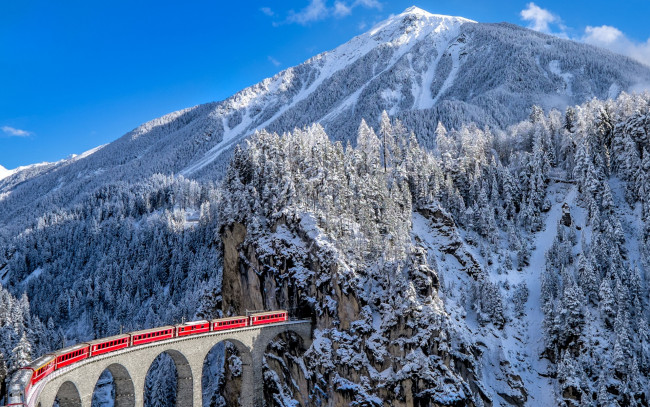 Обои картинки фото техника, поезда, швейцария, горы, ели, виадук, ландвассер, зима, альпы, снег, кантон, граубюнден, поезд, железная, дорога